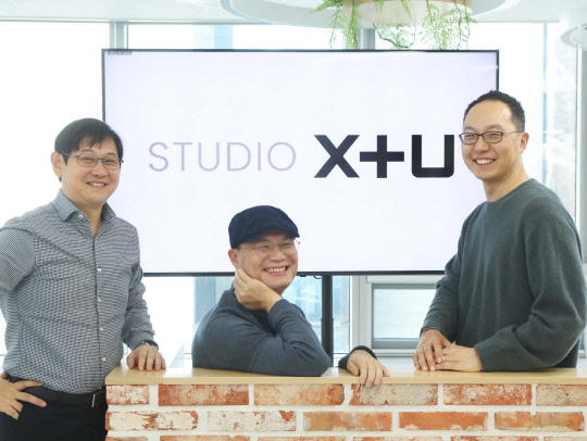 이덕재 LG유플러스 CCO(왼쪽부터), 신정수 콘텐츠제작센터장, 이상진 콘텐츠IP사업담당이 새로운 조직인 스튜디오 X+U를 소개하고 있다. LG유플러스 제공
